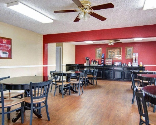 Econo Lodge Pine Bluff image 19